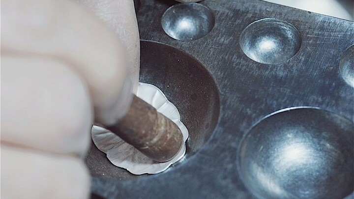 锔瓷手艺人，让残破的器物“起死回生”。