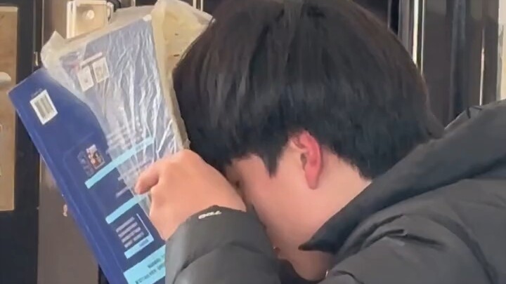 โอ้โห นักศึกษามหาวิทยาลัยเอา “หนังสือภาษาอังกฤษแนวคอนเซ็ปต์ใหม่” มาใช้เป็น “ชาม”!