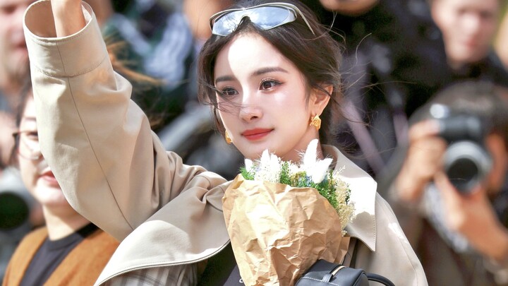 Who understands! She truly dazzled me at Paris Fashion Week yesterday—again and again! "Oriental bea