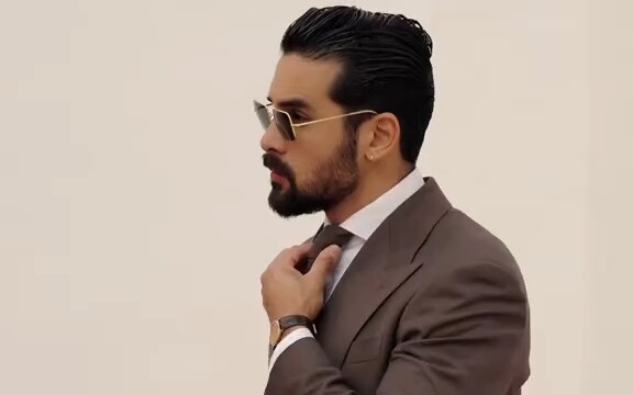 A foreign guy’s immersive styling tutorial 😌 teaches you how to keep your shirt from slipping out of