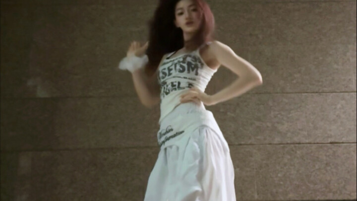 Bao giờ mới bớt khắt khe với idol nữ đây? Môi Hông Hôn động tác độc đáo, kéo dây vai, nhảy lộn ngược