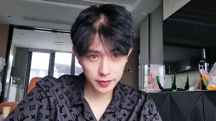 Tong Jincheng isn’t even streaming, and he’s already turned into a “Gangzi”—don’t let your desires b