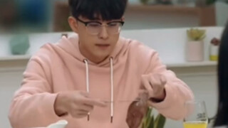 ดวงตาของแขกสาวแทบจะแข็งเมื่อเห็นอ่าวรุ่ยเผิง และอ่าวรุ่ยเผิงแทบจะแข็งค้างเมื่อจ้องมองข้าว