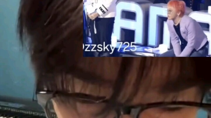 จางฮ่าวไลฟ์สดเล่าถึงความรู้สึกตอนนั่งข้างพี่ดีเจยังในงาน MAMA เมื่อไม้เชียร์ของพี่ดีเจยังหล่นลงมาแต่