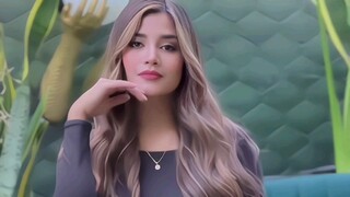 عارضة أزياء كولومبية رائعة الجمال