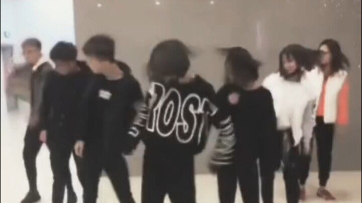 Renaissance "The Most Beautiful Couple Shake"