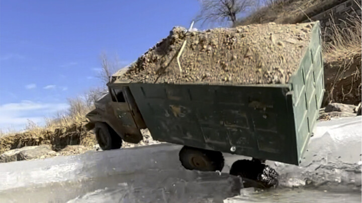 [Man's Speed Bump] This is too heavy, the ice has collapsed