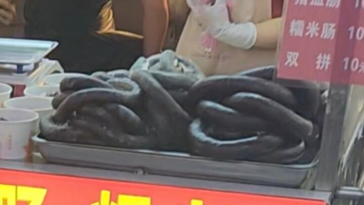 Solo night market run for 81 yuan—devour every formulaic stall till I drop!