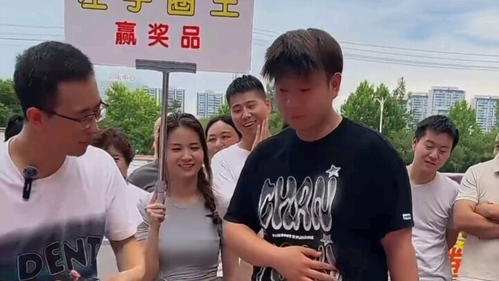 Vừa dỗ dành anh chàng xong thì hắn lại thách đấu với tôi một ván.