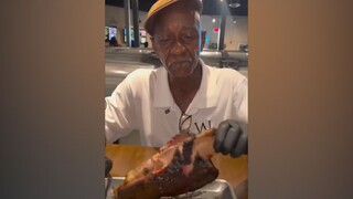 真正的“脱骨”烤肉，老爷子眼里全是对自己技术的肯定！