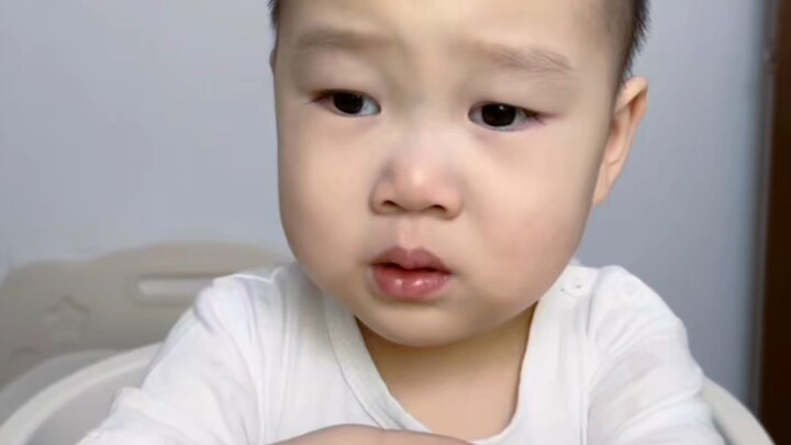 ลูกมนุษย์ดื่มด่ำกับการกิน