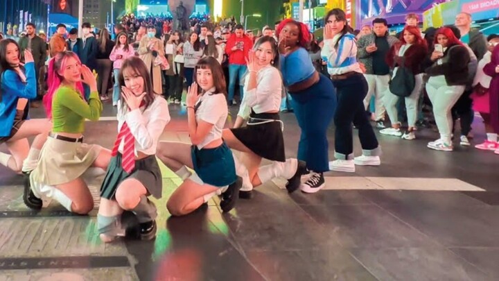 TWICE-Talk that Talk น่ารักสุดๆ! การแสดงสดระดับเริ่มต้นที่ Times Square! สาวหวานและเผ็ดร้อนสไตล์วิทย