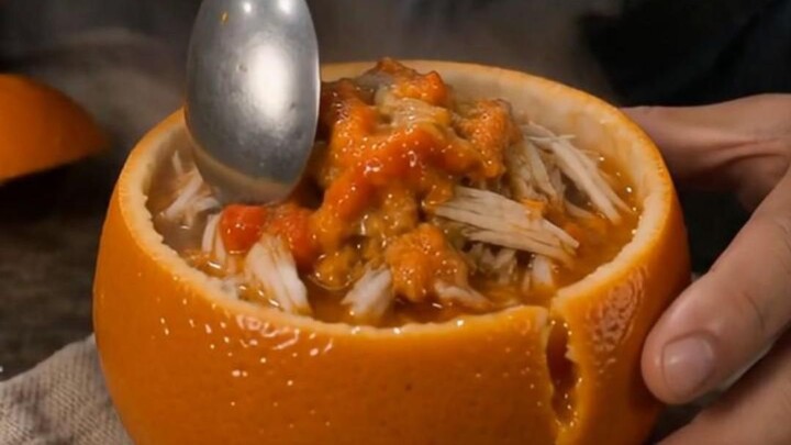 Golden-orange bowl brimming with fiery-red crab roe! A miserly Song Dynasty innkeeper sneaks a taste