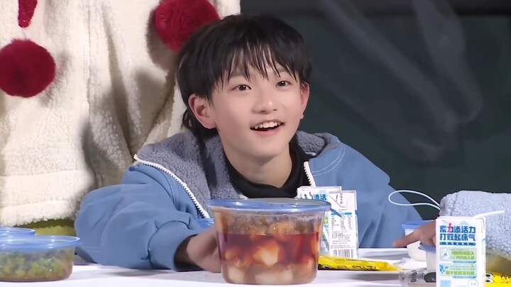 [TF Family Mu Zhicheng | All About Mu] A mom fan’s paradise – showering the entire group with cutene