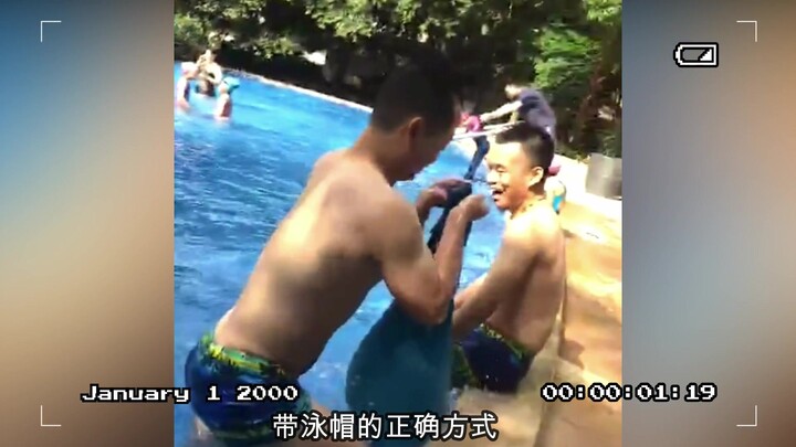 Bareng teman pergi berenang, dia bilang kalau mau turun ke kolam wajib pakai topi renang. Terus liha