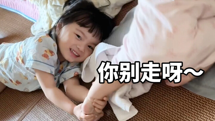 Today, the two sisters swap roles! The 8-month-old becomes the older sister!