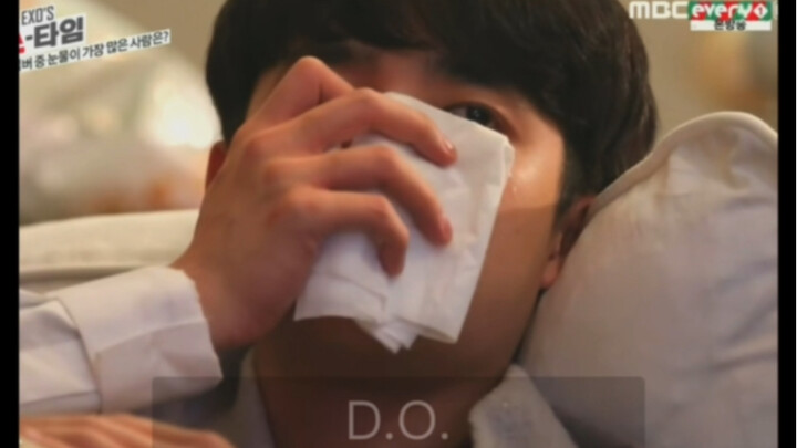 EXO: How much can the reactions differ when members of the same group watch a sad movie...?