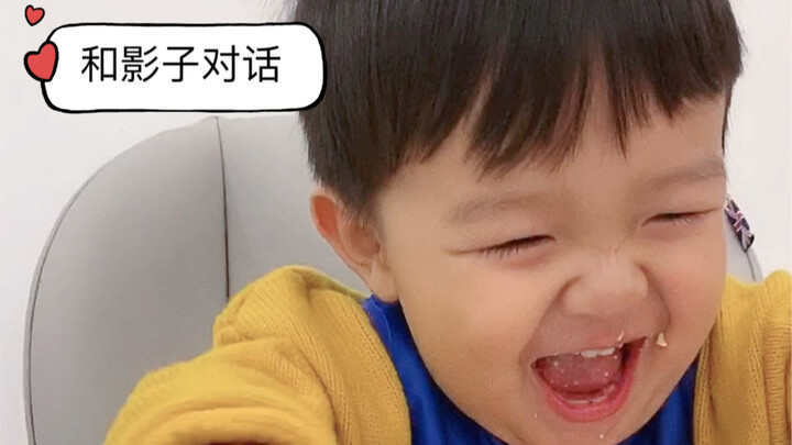Bạn nhỏ bánh bao nói chuyện với cái bóng