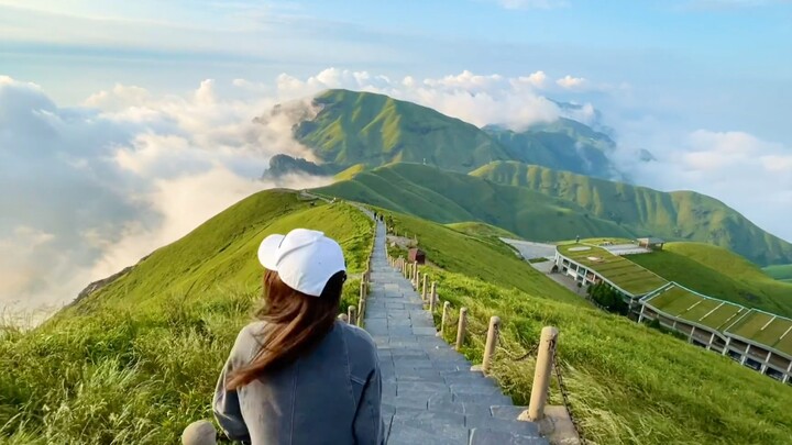 “抬头没有天花板的地方一定吹着自由的风～”