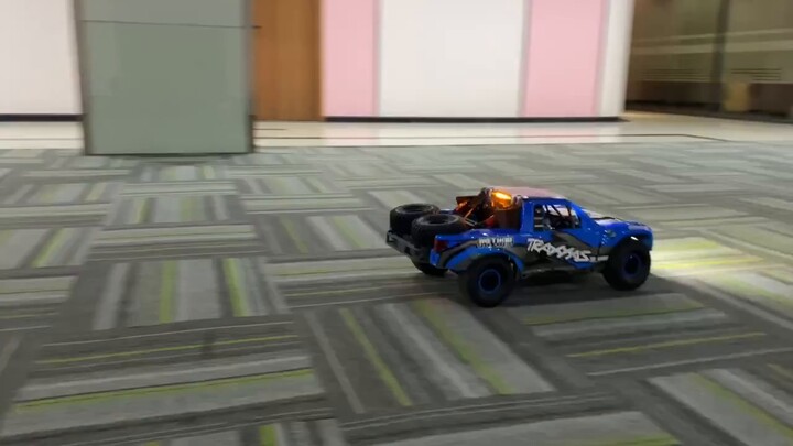 Điều gì xảy ra khi một chiếc xe mô hình gặp một chiếc búa chiến?