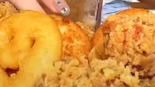 [抖音] ASMR_ Ăn cùng NiuNiu_ KFC, Bún, Khoai Tây Chiên
