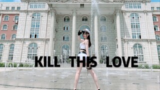 Cover dance Kill This Love di bawah terik matahari di depan air mancur