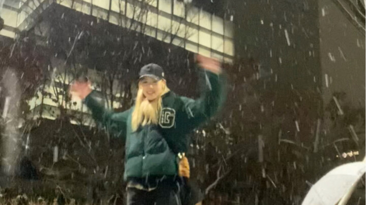 It was snowing heavily and we were dancing to the song written by Lee Ji-hoon for Kwon Soon-young do