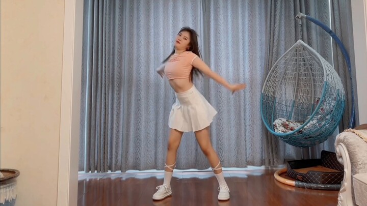 นักศึกษาหญิงมหาวิทยาลัยการเงินและเศรษฐศาสตร์กลางเต้นรำตามเพลง "OOO" ของ Girls Planet 999 ที่บ้าน น่า