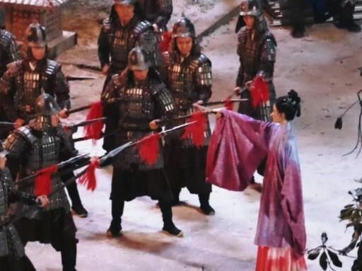 โว้ย นี่ไม่ใช่เมียแสนหวานสักหน่อย! นี่คือเหยียนจื่อสุดเท่ที่ใช้มีดคนเดียวไล่ต้อนทหารร้อยนายให้ถอยไป!