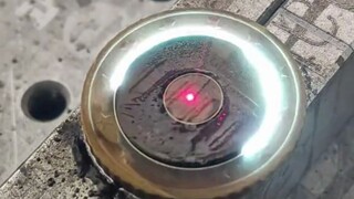 用激光来除锈、雕刻、“打补丁”，效果杠杠的，视觉听觉都像科幻大片
