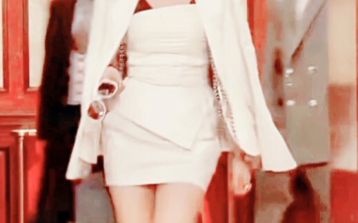 Now this is what a spoiled rich girl looks like!! Beautiful, loaded, walks with confidence—so snobbi