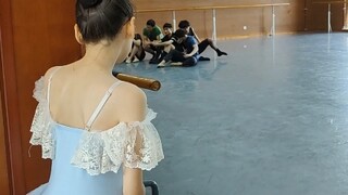 【Ba lê má lúm đồng tiền】Má lúm đồng tiền đầy tò mò.