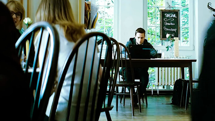 Film hacker penuh aksi dan teka-teki dengan twist memukau—twist, twist, dan sekali lagi twist: “Aku 