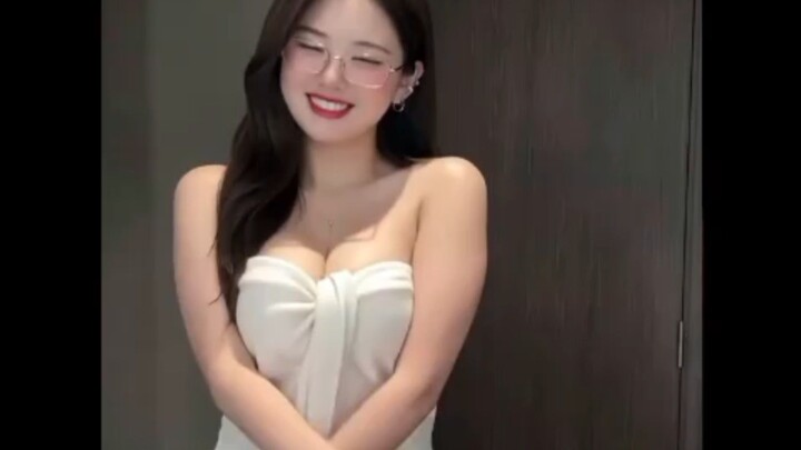 cuma pake handuk karna habis mandi😜