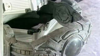 Perhatikan sabuk transformasi (alat peraga) yang tersembunyi di dalam tubuh