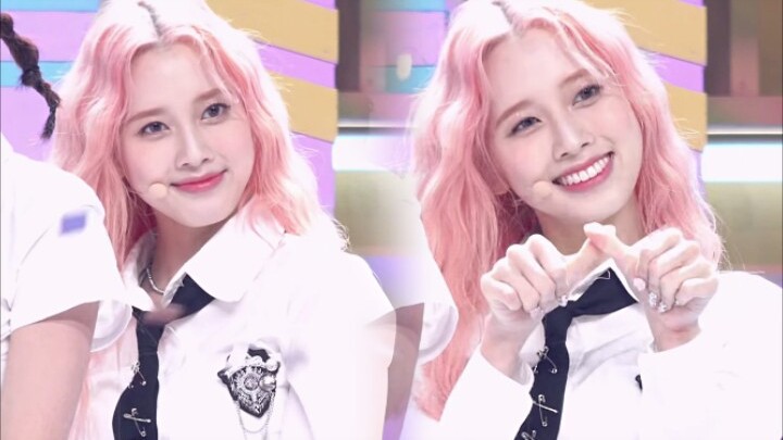Pink curls really suit her! Lightsum's Kim Na-young's 4K straight-shot of her debut stage performanc
