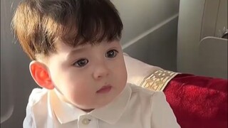 On the high-speed train, I unexpectedly ran into this super handsome baby—so calm and collected, sit