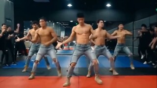 外国网友看抖音最火的舞蹈视频：第一次看中国的东西并爱上了