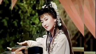 小青在这部剧里的造型比演青蛇时还要美呢
