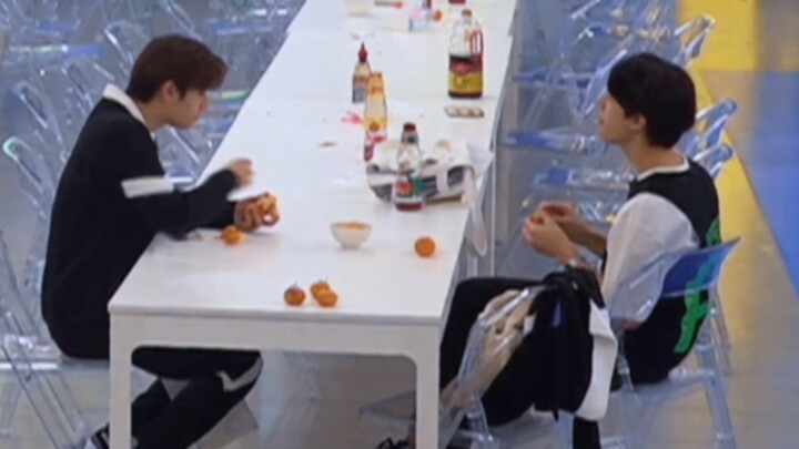 [Gao Qingchen & Yin Haoyu] Xiao Jiu and Pai Pai chat in Thai; Pai Pai warmly comforts Xiao Jiu.