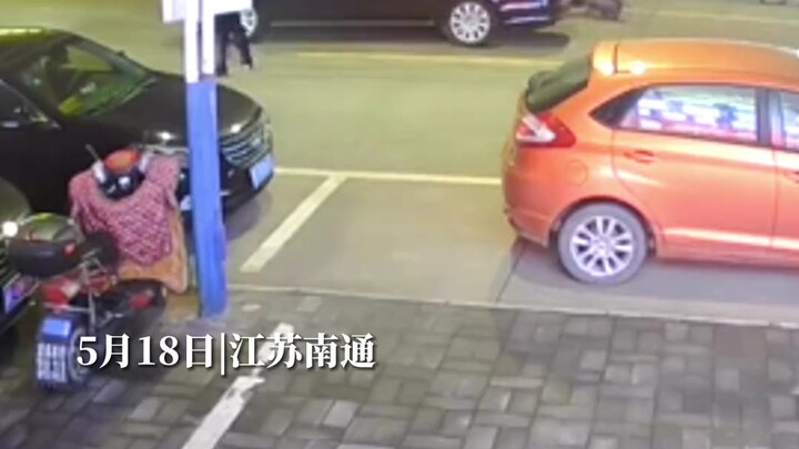 Nantong, Jiangsu. Petugas lalu lintas sedang melakukan razia pengemudi mabuk ketika mereka terhempas