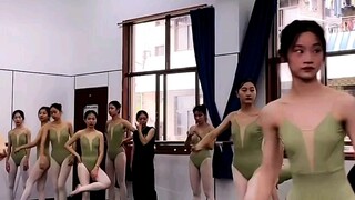 Siswa seni tari berlatih setiap hari di kelas 24