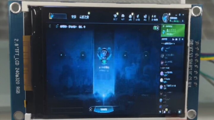 Sinh viên dùng vi điều khiển trong phòng thí nghiệm để chơi Liên Minh Huyền Thoại