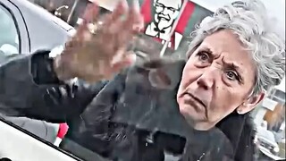极端素食主义者穿着皮衣在KFC劝路人不准吃鸡