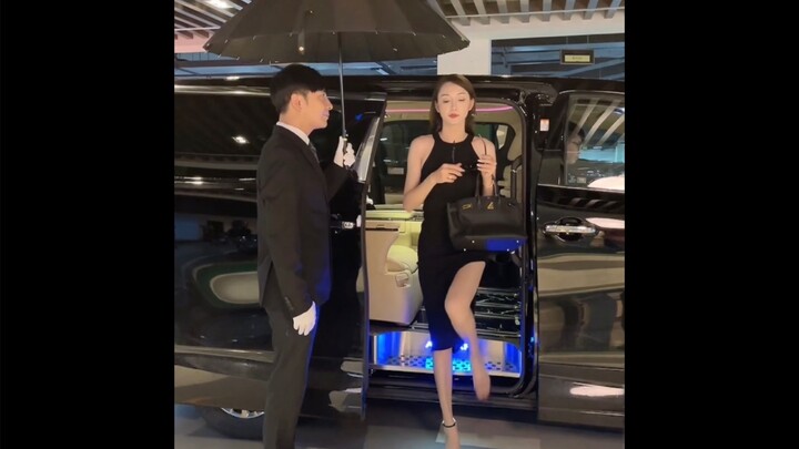 Nenek tua ini sibuk bergaya sepanjang hari, apa dia nggak sadar lagi menghalangi jalan?