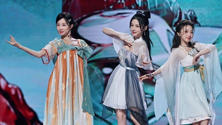 Li Zixuan, Zhao Yue และ Xu Shiyin ร้องเพลงและเต้นรำในเพลง "Beauty is Determined by You" สลับสับเปลี่