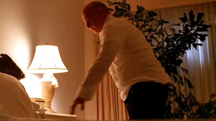 Khi ông lão lên giường đi ngủ, ông phát hiện những người thổ dân kỳ lạ trên giường.