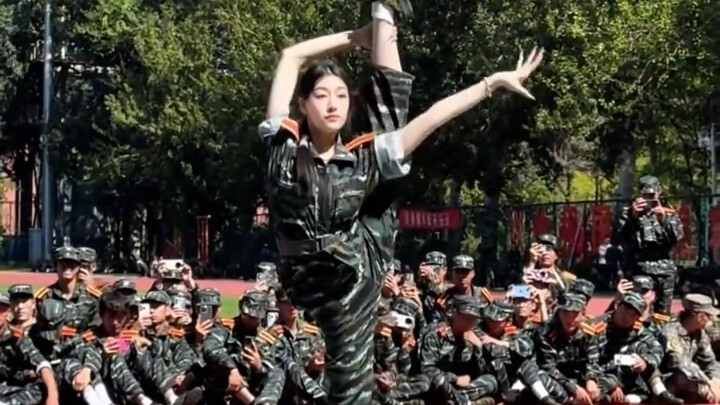 盘点校园里从来不缺的灵魂舞者。"伯虎说 "孤身 "灵魂舞者