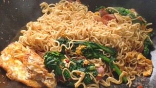 Fried noodles thrown by the female warrior