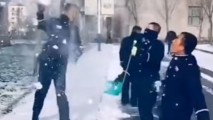 一下雪，消防员哥哥就成三岁小P孩了，哈哈...太可爱了